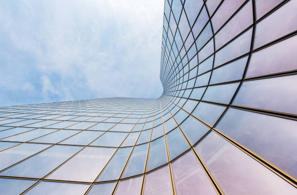 Vue en contre-plongée d'un immeuble de bureaux où se reflète le ciel